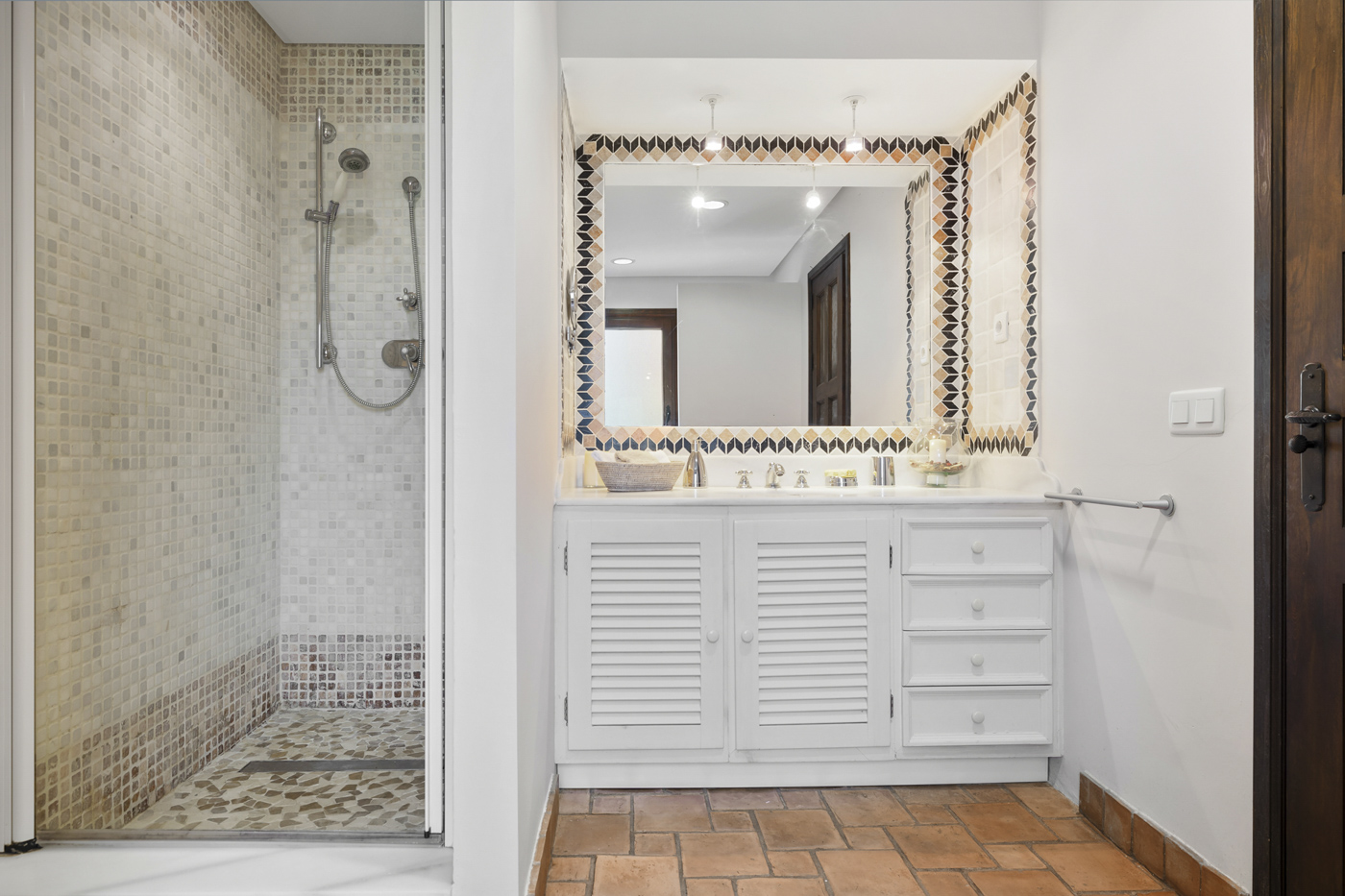 Baño de habitación principal con ducha